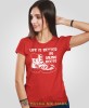Damska koszulka z nadrukiem - Life is better in hiking boots - Idealna za wypad w góry, czerwona koszulka z nadrukiem, wycieczka w góry, górska wyprawa, T-shirt do miłośników turystyki górskiej, mucha nie siada koszulki.jpg