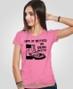 Damska koszulka z nadrukiem - Life is better in hiking boots - Idealna za wypad w góry, różowa koszulka z nadrukiem, wycieczka w góry, górska wyprawa, T-shirt do miłośników turystyki górskiej, mucha nie siada koszulki.jpg