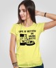 Damska koszulka z nadrukiem - Life is better in hiking boots - Idealna za wypad w góry, żółta koszulka z nadrukiem, wycieczka w góry, górska wyprawa, T-shirt do miłośników turystyki górskiej, mucha nie siada koszulki.jpg