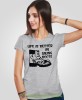 Damska koszulka z nadrukiem - Life is better in hiking boots - Idealna za wypad w góry, szara koszulka z nadrukiem, wycieczka w góry, górska wyprawa, T-shirt do miłośników turystyki górskiej, mucha nie siada koszulki.jpg