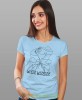Damska koszulka z nadrukiem - Wlezę wszędzie - Idealna za wypad w góry, jasnoniebieska koszulka z nadrukiem, wycieczka w góry, górska wyprawa, T-shirt dla miłośników turystyki górskiej, mucha nie siada koszulki.jpg