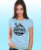 Damska koszulka z nadrukiem - Zdobywca - Idealna za wypad w góry, jasnoniebieska koszulka z nadrukiem, wycieczka w góry, górska wyprawa, T-shirt dla miłośników turystyki górskiej, mucha nie siada koszulki.jpg