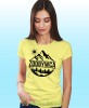 Damska koszulka z nadrukiem - Zdobywca - Idealna za wypad w góry, żółta koszulka z nadrukiem, wycieczka w góry, górska wyprawa, T-shirt dla miłośników turystyki górskiej, mucha nie siada koszulki.jpg