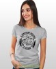 Damska koszulka z nadrukiem - W górach jest wszystko co kocham - Idealna za wypad w góry, szara koszulka z nadrukiem, wycieczka w góry, górska wyprawa, T-shirt dla miłośników turystyki górskiej, mucha nie siada koszulki.jpg