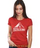 Damska koszulka z nadrukiem - Szczytuj ze mną - Idealna za wypad w góry, czerwona koszulka z nadrukiem, wycieczka w góry, górska wyprawa, T-shirt dla miłośników turystyki górskiej, mucha nie siada koszulki.jpg