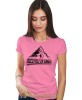 Damska koszulka z nadrukiem - Szczytuj ze mną - Idealna za wypad w góry, różowa koszulka z nadrukiem, wycieczka w góry, górska wyprawa, T-shirt dla miłośników turystyki górskiej, mucha nie siada koszulki.jpg