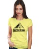 Damska koszulka z nadrukiem - Szczytuj ze mną - Idealna za wypad w góry, żółta koszulka z nadrukiem, wycieczka w góry, górska wyprawa, T-shirt dla miłośników turystyki górskiej, mucha nie siada koszulki.jpg