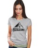 Damska koszulka z nadrukiem - Szczytuj ze mną - Idealna za wypad w góry, szara koszulka z nadrukiem, wycieczka w góry, górska wyprawa, T-shirt dla miłośników turystyki górskiej, mucha nie siada koszulki.jpg