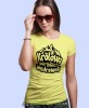 Damska koszulka z nadrukiem - Królowa górskich wędrówek - Idealna za wypad w góry, żółta koszulka z nadrukiem, wycieczka w góry, górska wyprawa, T-shirt dla miłośników turystyki górskiej, mucha nie siada koszulki.jpg