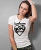 Damska koszulka z nadrukiem - Kocham góry, serce - Idealna za wypad w góry, biała koszulka z nadrukiem, wycieczka w góry, górska wyprawa, T-shirt dla miłośników turystyki górskiej, mucha nie siada koszulki.jpg