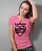 Damska koszulka z nadrukiem - Kocham góry, serce - Idealna za wypad w góry, różowa koszulka z nadrukiem, wycieczka w góry, górska wyprawa, T-shirt dla miłośników turystyki górskiej, mucha nie siada koszulki.jpg