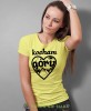 Damska koszulka z nadrukiem - Kocham góry, serce - Idealna za wypad w góry, żółta koszulka z nadrukiem, wycieczka w góry, górska wyprawa, T-shirt dla miłośników turystyki górskiej, mucha nie siada koszulki.jpg