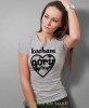 Damska koszulka z nadrukiem - Kocham góry, serce - Idealna za wypad w góry, szara koszulka z nadrukiem, wycieczka w góry, górska wyprawa, T-shirt dla miłośników turystyki górskiej, mucha nie siada koszulki.jpg