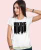 Damska koszulka z nadrukiem - Hiking góry las - Idealna za wypad w góry, biała koszulka z nadrukiem, wycieczka w góry, górska wyprawa, T-shirt dla miłośników turystyki górskiej, mucha nie siada koszulki.jpg