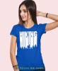 Damska koszulka z nadrukiem - Hiking góry las - Idealna za wypad w góry, niebieska koszulka z nadrukiem, wycieczka w góry, górska wyprawa, T-shirt dla miłośników turystyki górskiej, mucha nie siada koszulki.jpg
