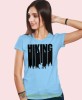 Damska koszulka z nadrukiem - Hiking góry las - Idealna za wypad w góry, jasnoniebieska koszulka z nadrukiem, wycieczka w góry, górska wyprawa, T-shirt dla miłośników turystyki górskiej, mucha nie siada koszulki.jpg