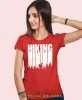 Damska koszulka z nadrukiem - Hiking góry las - Idealna za wypad w góry, czerwona koszulka z nadrukiem, wycieczka w góry, górska wyprawa, T-shirt dla miłośników turystyki górskiej, mucha nie siada koszulki.jpg