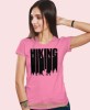 Damska koszulka z nadrukiem - Hiking góry las - Idealna za wypad w góry, różowa koszulka z nadrukiem, wycieczka w góry, górska wyprawa, T-shirt dla miłośników turystyki górskiej, mucha nie siada koszulki.jpg