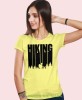 Damska koszulka z nadrukiem - Hiking góry las - Idealna za wypad w góry, żółta koszulka z nadrukiem, wycieczka w góry, górska wyprawa, T-shirt dla miłośników turystyki górskiej, mucha nie siada koszulki.jpg