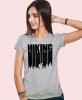 Damska koszulka z nadrukiem - Hiking góry las - Idealna za wypad w góry, szara koszulka z nadrukiem, wycieczka w góry, górska wyprawa, T-shirt dla miłośników turystyki górskiej, mucha nie siada koszulki.jpg