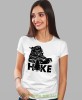 Damska koszulka z nadrukiem - Hike - But górski - Idealna za wypad w góry, biała koszulka z nadrukiem, wycieczka w góry, górska wyprawa, T-shirt dla miłośników turystyki górskiej, mucha nie siada koszulki.jpg