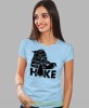 Damska koszulka z nadrukiem - Hike - But górski - Idealna za wypad w góry, jasnoniebieska koszulka z nadrukiem, wycieczka w góry, górska wyprawa, T-shirt dla miłośników turystyki górskiej, mucha nie siada koszulki.jpg