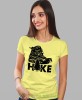 Damska koszulka z nadrukiem - Hike - But górski - Idealna za wypad w góry, żółta koszulka z nadrukiem, wycieczka w góry, górska wyprawa, T-shirt dla miłośników turystyki górskiej, mucha nie siada koszulki.jpg