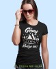 Damska koszulka z nadrukiem - Góry wzywają muszę iść - Idealna za wypad w góry, czarna koszulka z nadrukiem, wycieczka w góry, górska wyprawa, T-shirt dla miłośników turystyki górskiej, mucha nie siada koszulki.jpg