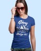 Damska koszulka z nadrukiem - Góry wzywają muszę iść - Idealna za wypad w góry, niebieska koszulka z nadrukiem, wycieczka w góry, górska wyprawa, T-shirt dla miłośników turystyki górskiej, mucha nie siada koszulki.jpg