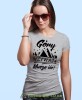 Damska koszulka z nadrukiem - Góry wzywają muszę iść - Idealna za wypad w góry, szara koszulka z nadrukiem, wycieczka w góry, górska wyprawa, T-shirt dla miłośników turystyki górskiej, mucha nie siada koszulki.jpg