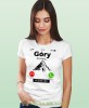 Damska koszulka z nadrukiem - Góry dzwonią muszę iść - Idealna za wypad w góry, biała koszulka z nadrukiem, wycieczka w góry, górska wyprawa, T-shirt dla miłośników turystyki górskiej, mucha nie siada koszulki.jpg
