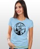 Damska koszulka z nadrukiem - Explore more - Idealna za wypad w góry, jasnoniebieska koszulka z nadrukiem, wycieczka w góry, górska wyprawa, T-shirt dla miłośników turystyki górskiej, mucha nie siada koszulki.jpg