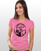 Damska koszulka z nadrukiem - Explore more - Idealna za wypad w góry, różowa koszulka z nadrukiem, wycieczka w góry, górska wyprawa, T-shirt dla miłośników turystyki górskiej, mucha nie siada koszulki.jpg