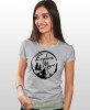 Damska koszulka z nadrukiem - Explore more - Idealna za wypad w góry, szara koszulka z nadrukiem, wycieczka w góry, górska wyprawa, T-shirt dla miłośników turystyki górskiej, mucha nie siada koszulki.jpg