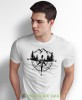 Męska koszulka z nadrukiem - Góry Las Kompas Wędrowiec - Idealna na wypad w góry, biała koszulka z nadrukiem, wycieczka w góry, górska wyprawa, T-shirt dla miłośników turystyki górskiej, mucha nie siada koszulki.jpg