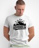 Męska koszulka z nadrukiem - Góroholik - Idealna na wypad w góry, biała koszulka z nadrukiem, wycieczka w góry, górska wyprawa, T-shirt dla miłośników turystyki górskiej, mucha nie siada koszulki.jpg