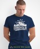 Męska koszulka z nadrukiem - Góroholik - Idealna na wypad w góry, granatowa koszulka z nadrukiem, wycieczka w góry, górska wyprawa, T-shirt dla miłośników turystyki górskiej, mucha nie siada koszulki.jpg