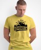 Męska koszulka z nadrukiem - Góroholik - Idealna na wypad w góry, żółta koszulka z nadrukiem, wycieczka w góry, górska wyprawa, T-shirt dla miłośników turystyki górskiej, mucha nie siada koszulki.jpg