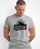 Męska koszulka z nadrukiem - Góroholik - Idealna na wypad w góry, szara koszulka z nadrukiem, wycieczka w góry, górska wyprawa, T-shirt dla miłośników turystyki górskiej, mucha nie siada koszulki.jpg