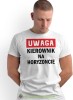 Uwaga kierownik na horyzoncie, biała męska koszulka z nadrukiem, koszulka na prezent, śmieszna koszulka, koszulka z zabawnym nadrukiem, fajna koszulka, dla chłopaka, dla męża, mucha nie siada, mns.jpg