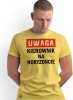Uwaga kierownik na horyzoncie, żółta męska koszulka z nadrukiem, koszulka na prezent, śmieszna koszulka, koszulka z zabawnym nadrukiem, fajna koszulka, dla chłopaka, dla męża, mucha nie siada, mns.jpg