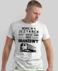 Mówię w 4 językach, biała koszulka z nadrukiem, prezent dla kierowcy tira, prezent dla kierowcy ciężarówki, koszulka dla kierowcy ciężarówki, koszulki dla kierowcy, mucha niesiada, mns.webp