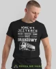 Mówię w 4 językach, czarna koszulka z nadrukiem, prezent dla kierowcy tira, prezent dla kierowcy ciężarówki, koszulka dla kierowcy ciężarówki, koszulki dla kierowcy, mucha niesiada, mns.webp