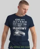 Mówię w 4 językach, granatowa koszulka z nadrukiem, prezent dla kierowcy tira, prezent dla kierowcy ciężarówki, koszulka dla kierowcy ciężarówki, koszulki dla kierowcy, mucha niesiada, mns.webp