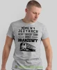 Mówię w 4 językach, szara koszulka z nadrukiem, prezent dla kierowcy tira, prezent dla kierowcy ciężarówki, koszulka dla kierowcy ciężarówki, koszulki dla kierowcy, mucha niesiada, mns.webp