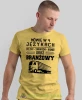 Mówię w 4 językach, żółta koszulka z nadrukiem, prezent dla kierowcy tira, prezent dla kierowcy ciężarówki, koszulka dla kierowcy ciężarówki, koszulki dla kierowcy, mucha niesiada, mns.webp