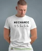 Mechanic, biała męska koszulka, prezent dla mechanika, koszulka z nadrukiem dla mechanika, koszulka dla mechanika, koszulki dla mechanika, mucha niesiada, mns.webp
