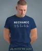 Mechanic, granatowa męska koszulka, prezent dla mechanika, koszulka z nadrukiem dla mechanika, koszulka dla mechanika, koszulki dla mechanika, mucha niesiada, mns.webp