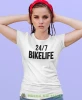 Bikelife, biała damska koszulka, koszulka motocyklowa, koszulka dla motocyklistki, damska koszulka na motocykl, koszulka dla miłośniczki motocykli, mucha nie siada sklep.webp