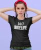 Bikelife, czarna damska koszulka, koszulka motocyklowa, koszulka dla motocyklistki, damska koszulka na motocykl, koszulka dla miłośniczki motocykli, mucha nie siada sklep.webp